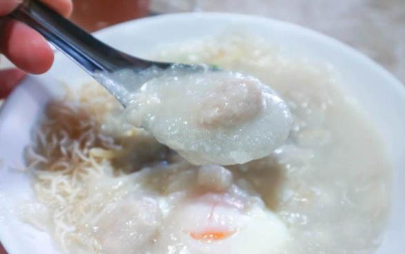 貓咪吐黃水有泡沫粘液精神好